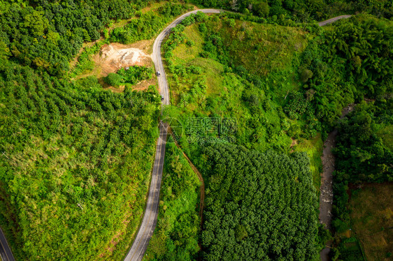 谷美丽的由无人驾驶飞机登上泰国空中最高视线的青山路连接清莱城树木图片