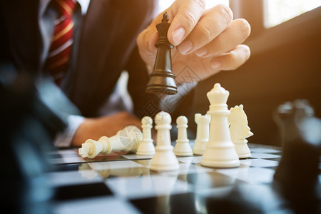 公司的在任战略和竞争概念中玩棋子的商人象游戏脑领导图片