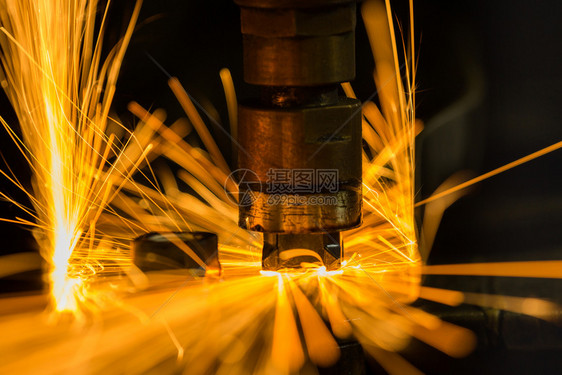 自动化技能术焊接机是工厂金属部分的点心坚果图片