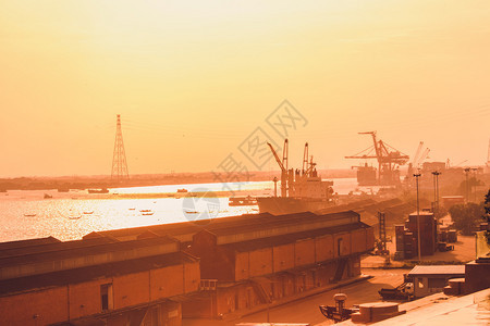 场景运输船舶港口重型起机工具的轮光日落时装有库存优质的图片