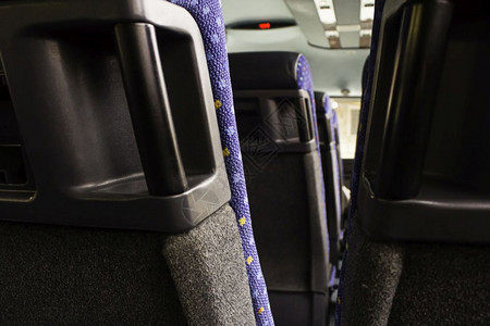 旅行教练在公共汽车上为人们提供现代席位关于公共交通的详情蓝色图片