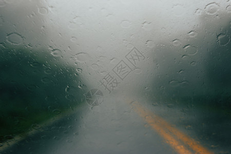 路上玻璃车的雨滴环境水平抽象图片