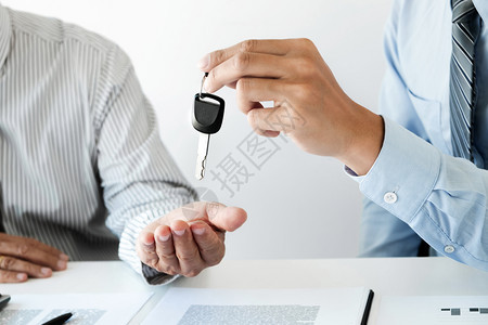男人租保持向客户商业和运输提供车辆钥匙的代理商为客户业和运输提供汽车钥匙图片