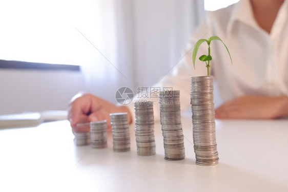 支付用于金融和银行业务概念的硬币堆叠种植厂经济的商业图片