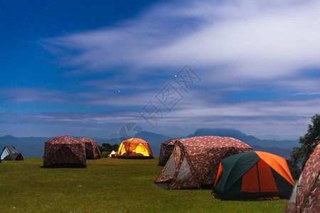 在草原山高地上露营帐篷背景图片