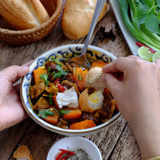 越南食物面包和牛肉清晨的热菜吃附带面食烤肉柠檬胡椒和盐味如此美越南的草本植物蔬菜图片