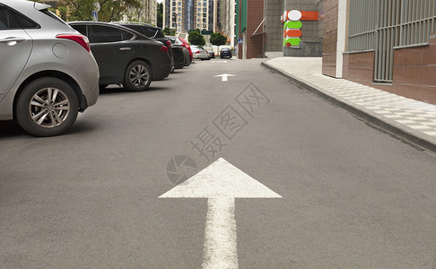沥青上的箭头标明路沥青上的箭头指车辆在附近地区驾驶车行的方向沥青上的箭头指汽车行驶的方向通知靠近移动图片