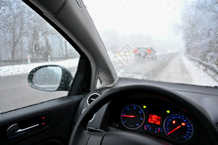 冬天危险的季路上有雪危险冬季恶劣天气的危险交通从司机的角度看车内面是汽部季节暴风雪图片