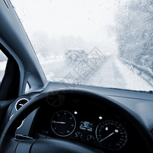 危险的冬季路上有雪危险冬季恶劣天气的危险交通从司机的角度看车内面是汽部高速公路能见度冬天图片
