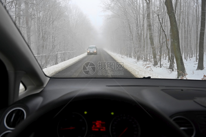 滑薄雾危险的冬季路上有雪危险冬季恶劣天气的危险交通从司机的角度看车内面是汽部的图片