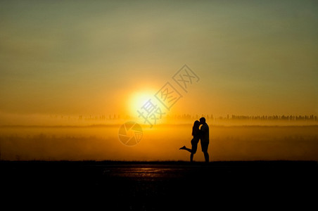 女朋友一对年轻情侣在日落时亲吻年轻情侣在日落时亲吻美丽的成人图片