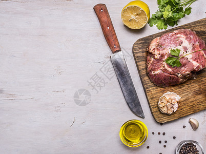 饮食黑暗的胡椒带香料大蒜和草药柠檬奶油肉用黄刀的原猪肉牛排边境木制生皮背景最接近处图片