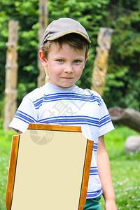 玩人们带着木盾和的快乐男孩图片