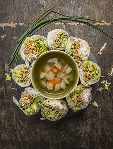 泰国围绕一碗蔬菜汤环着木本底最美观的面味黄瓜图片