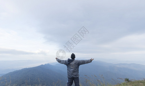 人类在山顶上举起手来旅行的概念阳光结石冒险图片