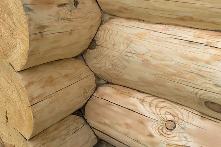木屋结构的一部分桁架木结构的细节屋房子结构一部分木屋房子匠松树制的图片