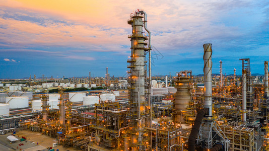 工作黄昏空中观察石油化工厂和炼的夜幕背景日光石化油工炼厂程师经济图片