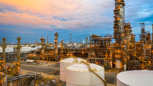 黄昏空中观察石油化工厂和炼的夜幕背景日光石化油工炼厂暮学酒图片