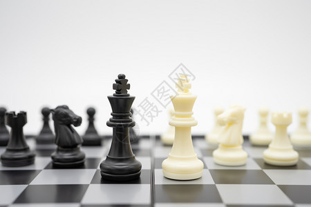 规则黑色的背面有棋子盘以商业谈判为背景概念和战略与复制空间象征图片