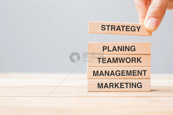堵塞商人手持木制板有战略规划团队管理和市场营销等文字陈述联系图片