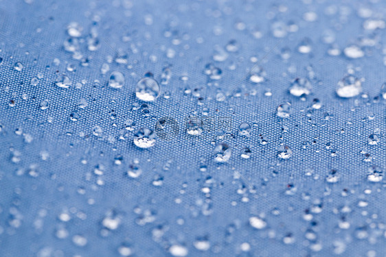衣服带有水滴的蓝色材料是防水的雨用于制作伞和其他产品气泡驱虫剂图片