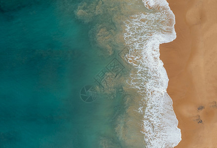 旅游美丽的海浪与沙滩上子相遇空中拍摄美丽的海浪与沙滩上相遇空中拍摄海景冲浪图片