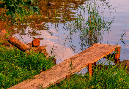 风景优美乡村的河边木板上墩河边板上的乡村墩制作图片