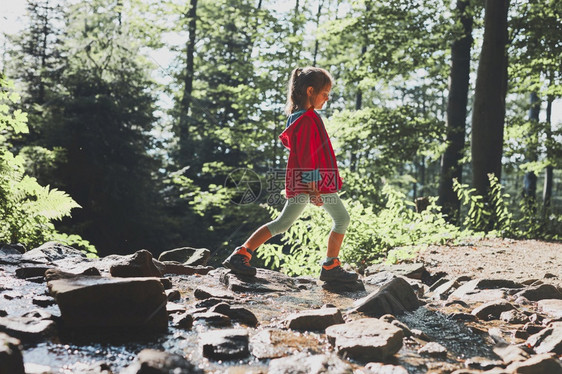 夏天孩子流浪癖小女在山上散步渡过与大自然相亲的暑假一女孩在山上行走渡过与自然接近的暑假图片