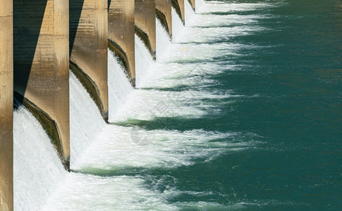 从水力发电站排出的水量流动建筑学力图片