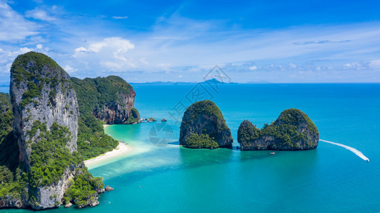 旅行岛水在泰国克拉比韦湾AoPhrahNhraNang海滩与传统长尾船一起对PhraNang洞穴海滩进行空中观测图片