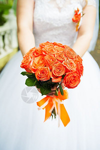 幸福新娘手中美丽的婚礼花束图片