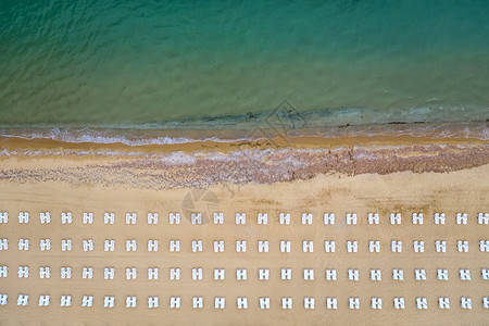 旅游墙纸椅子空中观视一个惊人的海滩白色休息椅和绿海图片