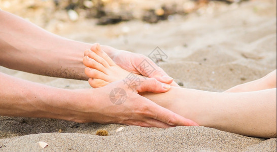 人们女在沙滩上进行脚按摩男女天主教徒女天主教徒苍白图片