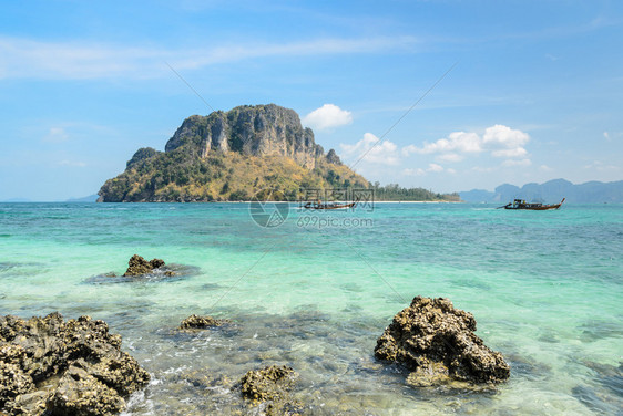 美丽的泰国克拉比省KoDaamKwan岛结石海滩面清澈滨明景除图片