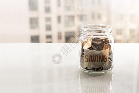 金融的省钱在玻璃罐里存硬币用来节省金钱的融概念支持收入图片