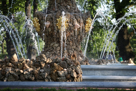 喷泉圣彼得堡夏季花园喷泉碎裂的片中弹出园景松弛艺术图片