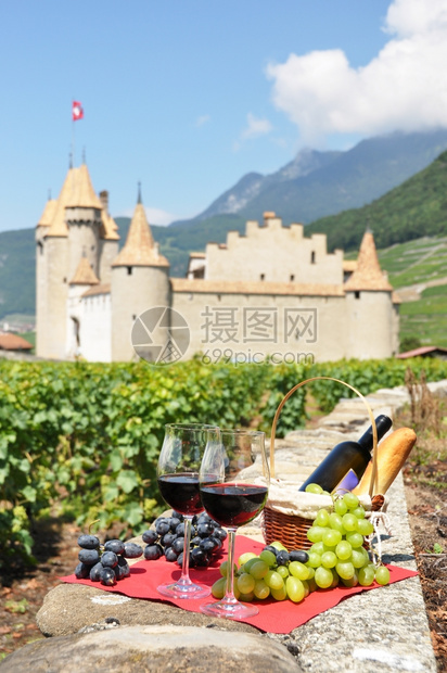 瑞士葡萄酒和浪漫的玻璃酒精图片