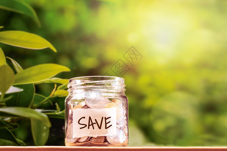 推杆关心省钱在玻璃罐里存硬币用来节省金钱的融概念数图片