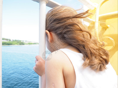 金发长的风女孩紧抱着白栏杆冷静的耳朵夏天图片