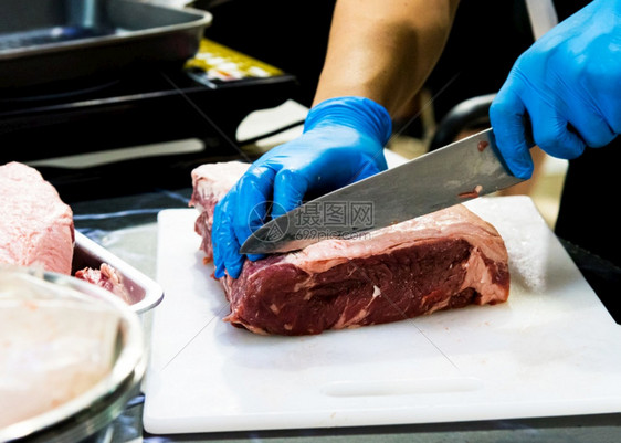 食谱牛肉厨师用木板刀切生肉厨师男图片