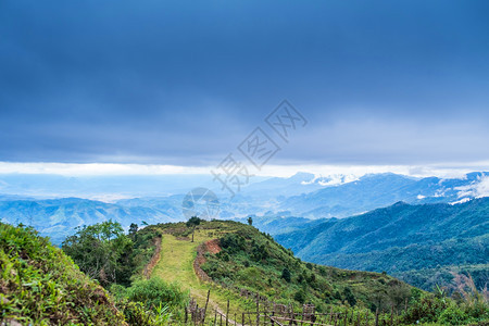 景观从冯维昂到梁普拉邦的路上山有天空景象岩石风图片