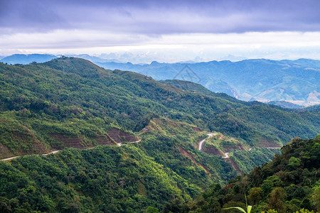 旺从冯维昂到梁普拉邦的路上山有天空景象绿色夏天图片