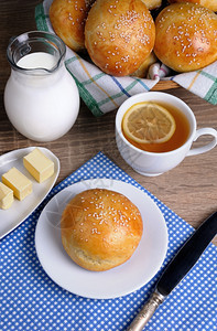 早晨切片篮子带芝麻种的包黄油牛奶早餐茶图片