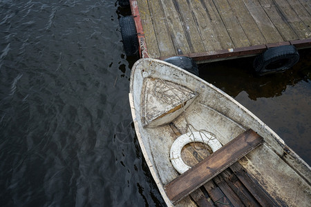 海岸线冷静的桥停在木制码头附近的旧渔船图片