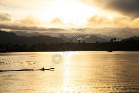岩石划船亚洲清晨乘在河上日光照到边图片
