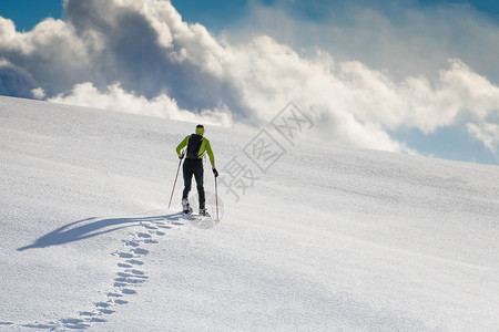 未来山里有雪鞋的男人乐趣痕迹图片