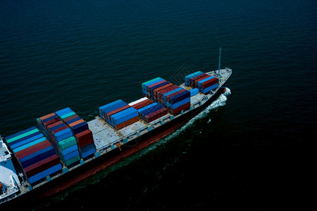海运集装箱船商务货物流服和国际集装箱船在海运中的输夜间航景后勤港口图片