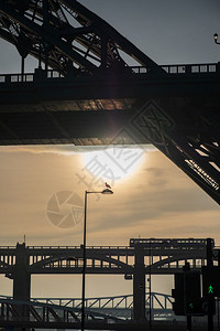 交通维多利亚时代拱英国纽卡斯尔市一座灯柱上的Tyne和高端大桥部分的轮椅和海口袋图片