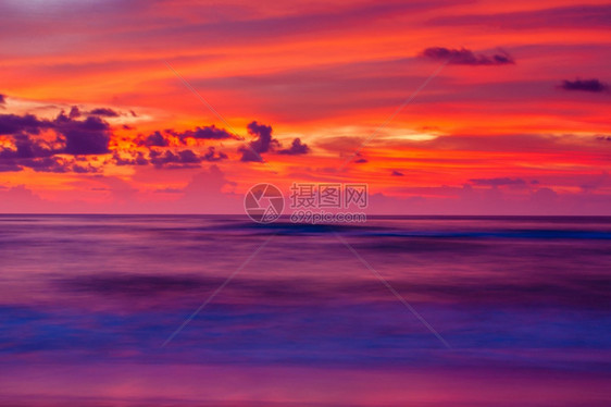 日落时热带海滩的景色彩多的日落天空和波纹云层反射在海洋波浪表面和滩上长期运动模糊不清岛旅行冲浪图片