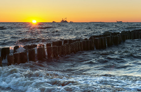 夕阳下的海浪图片